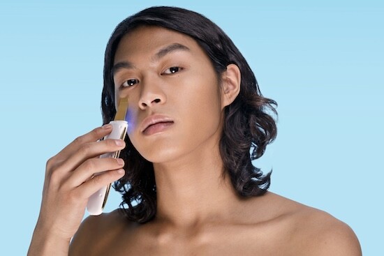 BLAULICHT BESEITIGT AKNE UND VERHINDERT ENTZÜNDUNGEN (2 MIN. LESEZEIT)